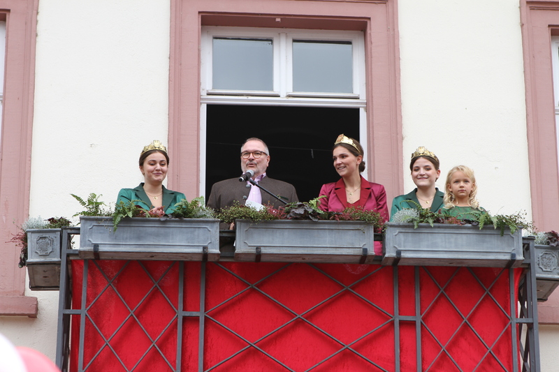 クラウス市長とユーリア女王がワインフェストを開会する