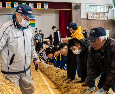 ねじり作業を行う子どもたちと保護者、実行委員のみなさん