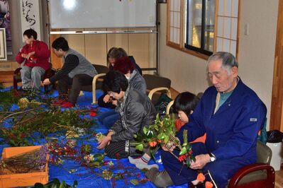 沼沢サロン　リース作り