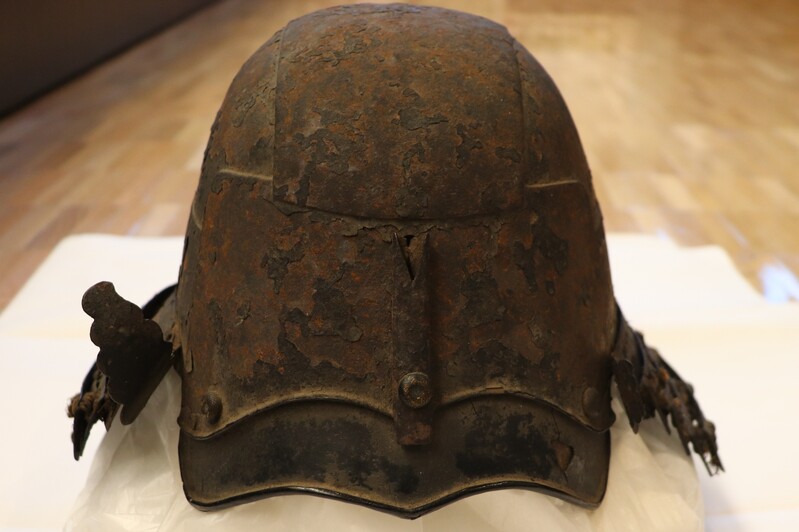 黒塗頭形冑　正面