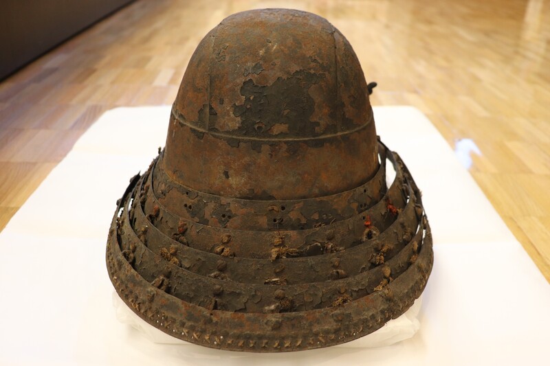 黒塗頭形冑　背面